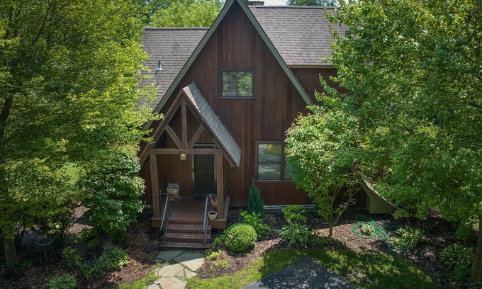 Saratoga Springs House | Hidden Gem! Beautiful Deck! Oversized Firepit!
