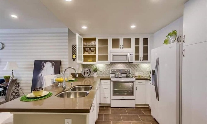 University City Apartment | Central University City 2BR | Full-size W/D | Mins from UCSD