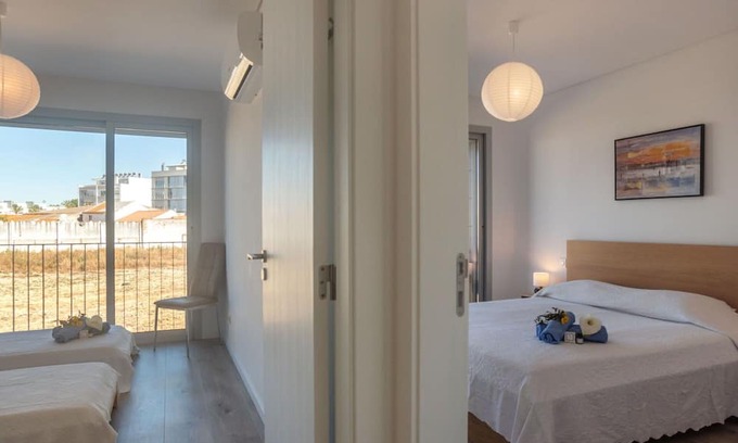 Palhais Apartment | Beautiful apartment for 4 people with WIFI, A/C, TV and balcony