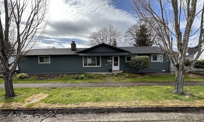 Lebanon House | Cute, clean room,shared space and a huge yard,1mi to hospital and m.college