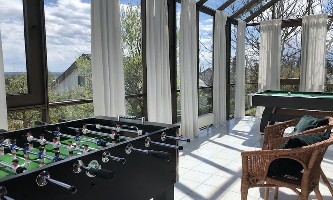 Medlingen Apartment | Spaceous apartment with garden for 8 persons