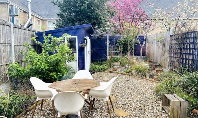 Leigh-on-Sea Apartment | Heart Of Leigh On Sea Ground Floor Flat W/ Garden