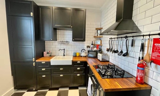 Westcliff-on-Sea Apartment | Stylish, Modern & refurbished flat, 1.5m bea