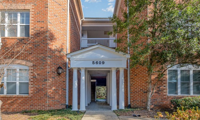 SouthPark Condo | Sleek & Stylish Condo in Southpark