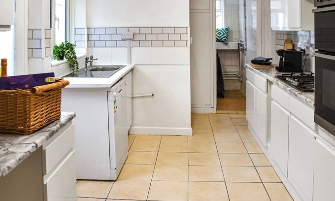 Great Yarmouth Cottage | A welcoming haven for larger families seeking seaside holidays.