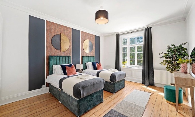 West Hill Apartment | Modern Deluxe 3 Bed in Putney - Parking