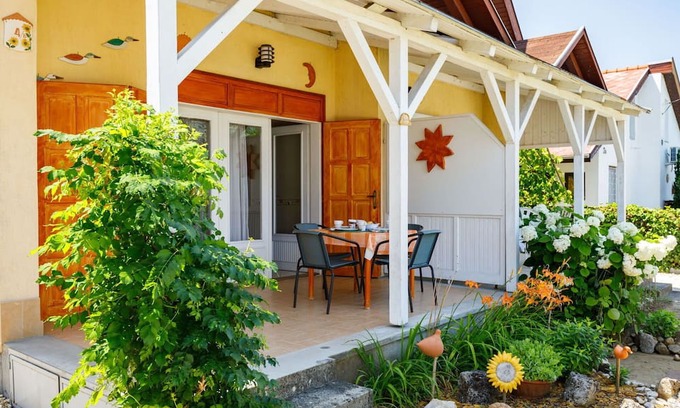 Balatonszarszo House | Stunning villa for 5 people with TV, patio and parking
