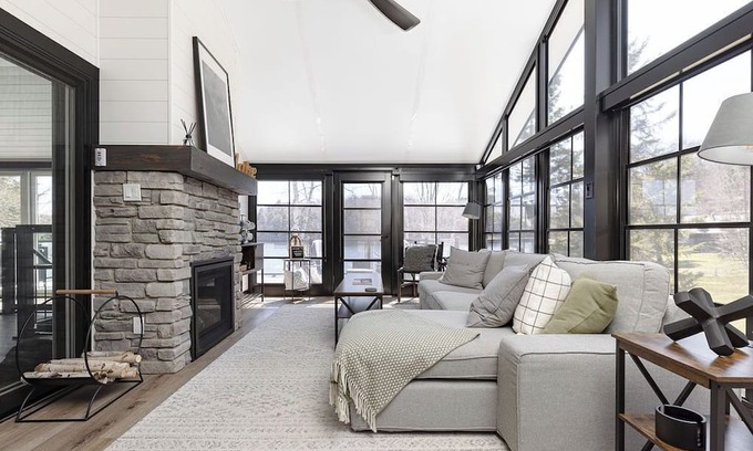 Utterson Cottage | Lakeside Muskoka Haven! Premier Luxury Cottage with Sauna & Muskoka Room