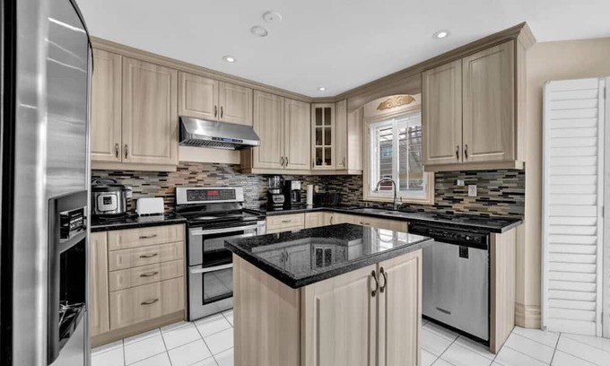 East Credit House | Homey Queen Retreat with Kitchen & Living Room