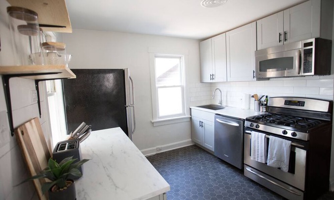 Avondale Apartment | Bright 3BR APT close to O'hare and 15 minutes to City center + O'Hare