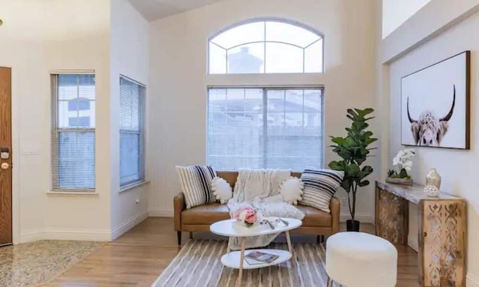 Elk Grove House | BoHo Centrally Located 3/2 KSB