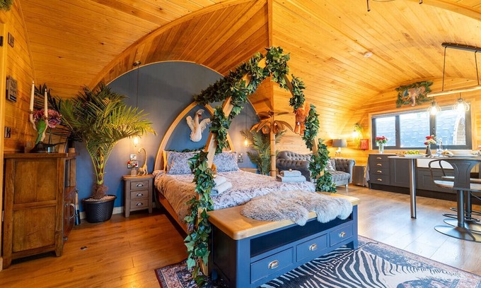 Clitheroe Cabin | Tranquil Luxury: Hot Tub, Firepit, & undercover patio