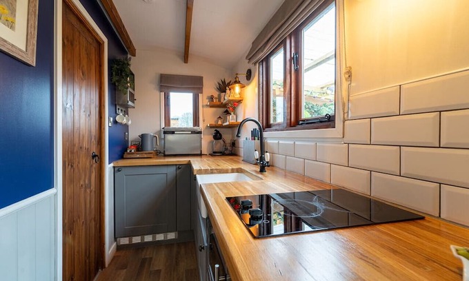 Clitheroe Cabin | Tranquil Luxury: Hot Tub, Firepit, & star galzing window