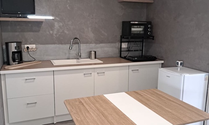 Pouilly-les-Nonains Bed & Breakfast | GINGKO room with kitchen, bathroom, WC and exterior