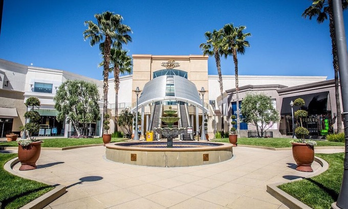 Temecula House | BRIGHT & MODERN Across from LAKE, 2 KING BEDS!!