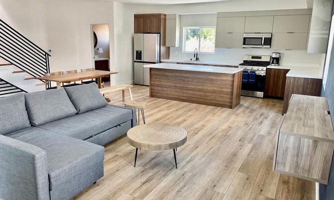 Sherman Oaks Apartment | Gated Spacious Townhouse In Prime location