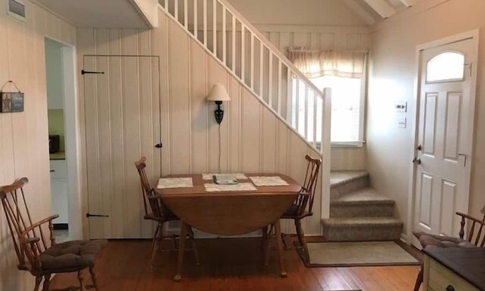 Stone Harbor Cottage | This home is situated close to the Bird Sanctuary, Clarke's Market and a seafood market and breakfast eatery. Just a quick walk to the beach.