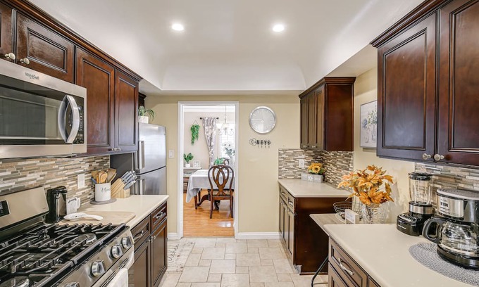 Harbor Gateway North House | Stylish Los Angeles Bungalow - 7 Mi to USC!