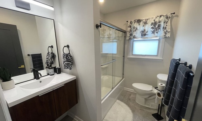 East Syracuse House | Private Home in the heart of East Syracuse