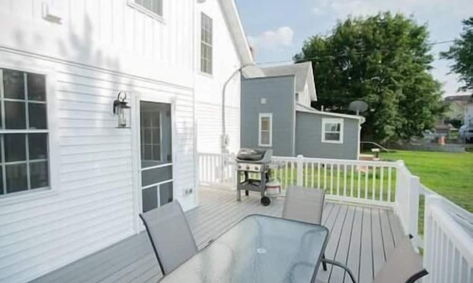 Maquoketa House | Eliza Cottage: Restored 1885 Queen Anne