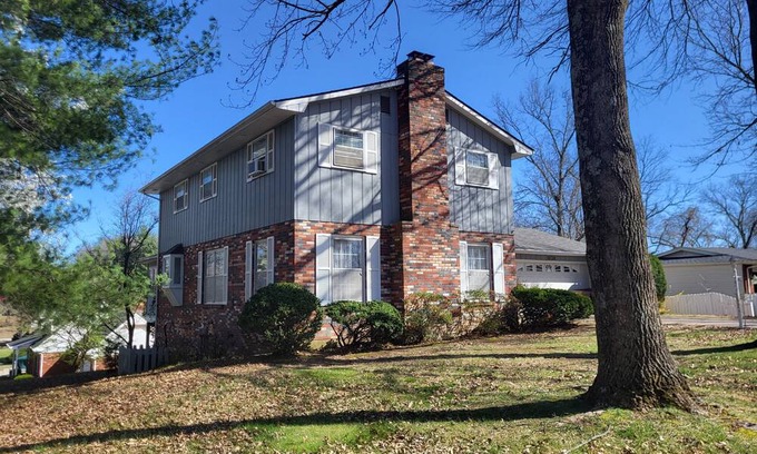 Cape Girardeau House | Comfortable family home for 12+ with chair lifts