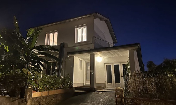 Villeneuve-sur-Lot Villa | Villa 'Des Palmiers' with Private Terrace, Wi-Fi and Air Conditioning