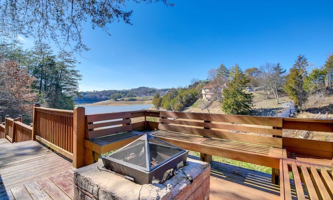 Sevierville House | Lakefront Sevierville Home w/ Private Dock!