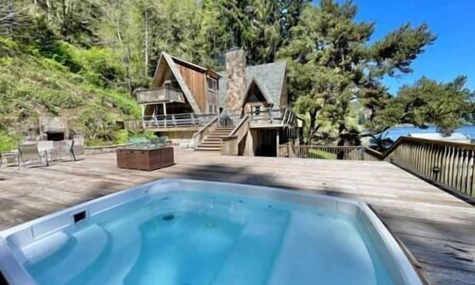 Lakeside House | Majestic Lakeside Chalet