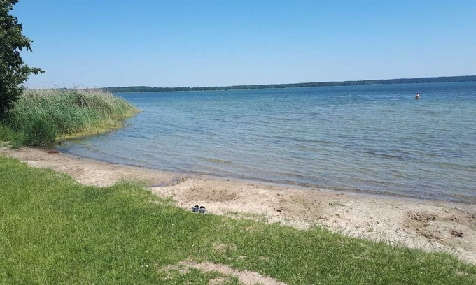 Joachimsthal House | Holiday Home 'Bungalow Blau 2 Schlafzimmer' with Private Terrace, Shared Garden and Wi-Fi