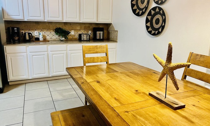Corpus Christi House | Breezeway Upscale 3 Bedroom Close to Beach Townhouse with Garage/Pool sleeps 8