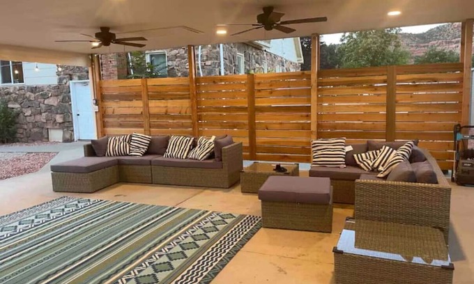 Kanab House | WHOLE HOTEL|Hot Tub|Hammocks|Venture Base Hotel