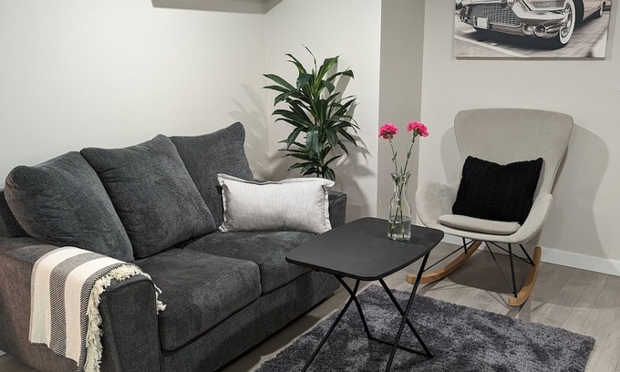 New Westminster House | Courtside Charm-A lively and entertaining getaway just minutes off the highway!