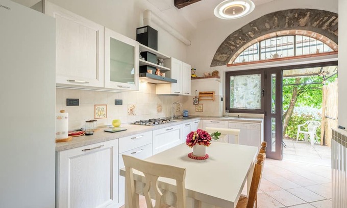 Borgo a Mozzano House | Holiday Home 'Casa Delle Rose' with Mountain View, Private Terrace and Wi-Fi