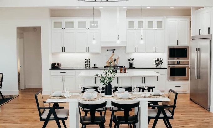 Owasso House | 3000 sqft, Garage Parking, BIG Kitchen, KING Bed