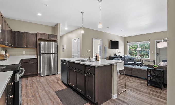 Milwaukee Condo | Private and Spacious 5BD 2BTH, Garage Parking, 2 King Beds & AC Included