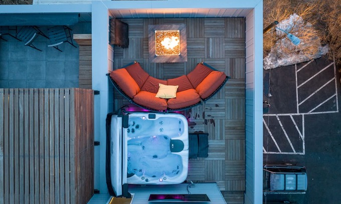 Regis House | Stylish Lakehouse in Denver with Rooftop Hot Tub, Sauna, Mountain Views, Garage