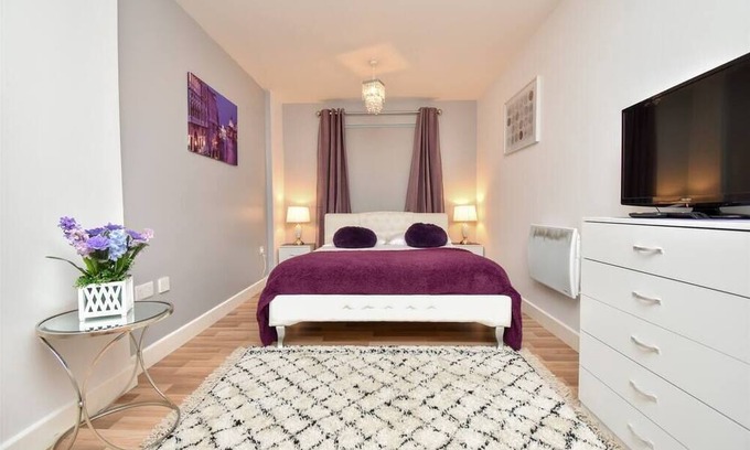 Northampton Apartment | Spacious, Modern, Town Centre Apartment