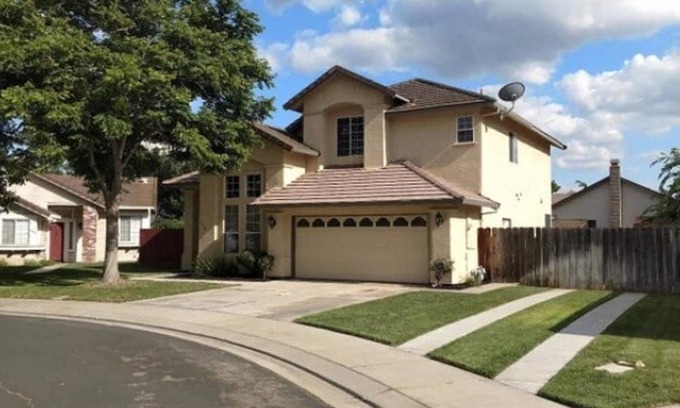 Lathrop House | 1994 Built Large House 3/3/3 Garage Parking Kitchen Laundry WiFI TV AC Culdesac