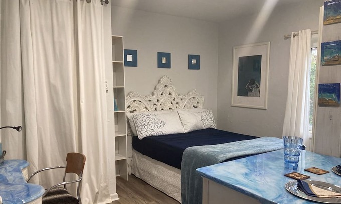 The Roads House | Hidden gem in the heart of Brickell Estates. Separate guest suite.