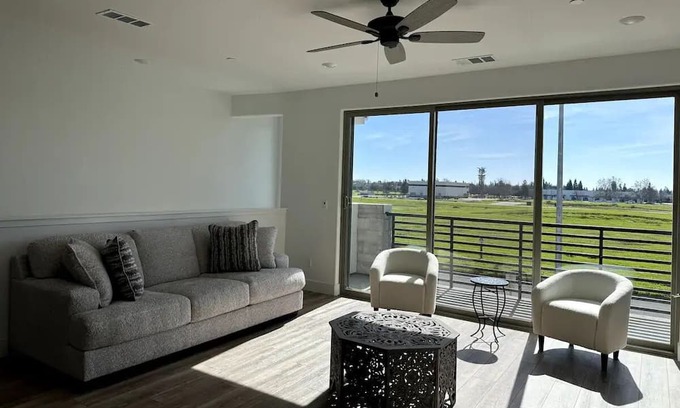 Clovis House | Light-filled townhome - close to Downtown Fresno