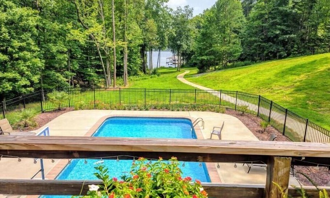 Semora House | Lakefront with Pool-Ideal getaway for family, friends or co-workers