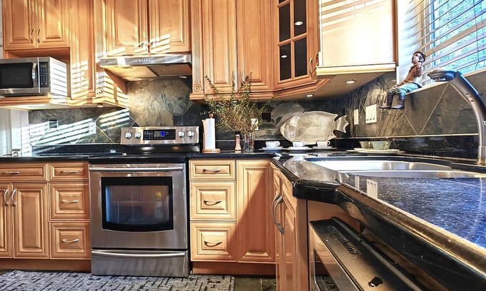 Fleetwood House | Luxurious Master Suite, Expansive Shared Spaces, and Gourmet Kitchen