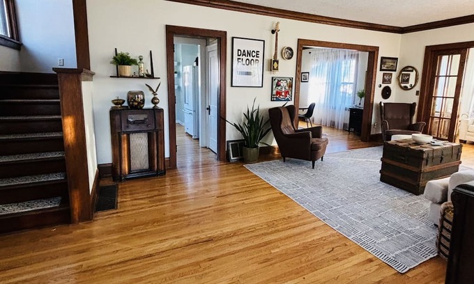 Alexandria House | Downtown Alexandria Walking distance to parks, bike trail, boutiques, restaurant