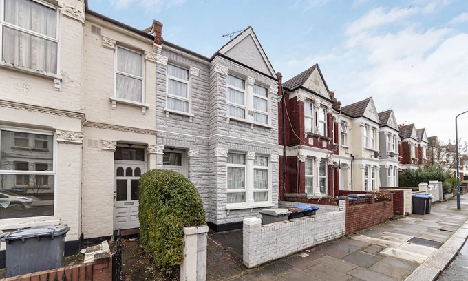 Mapesbury House | Modern 5-Bedroom Oasis with Free Parking: Stylish Retreat in Prime Location
