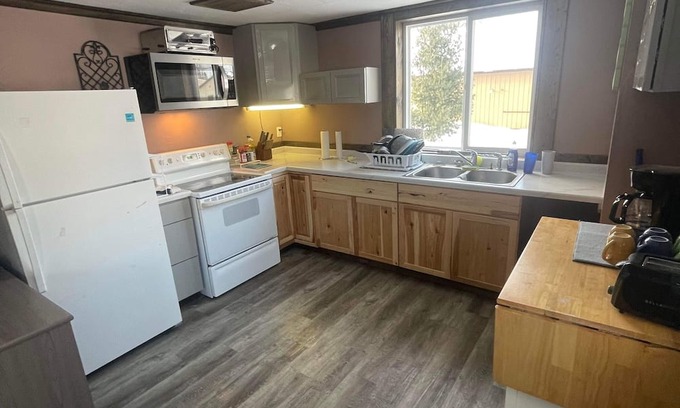 L'Anse House | Private Room & Bathroom For Rent!!! Ground Level! 3 Roommates Upstairs!
