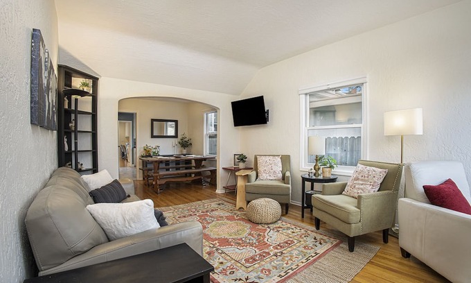 Richmond Annex House | Warm and inviting three bedroom house near UC Berkeley, SF and Marin