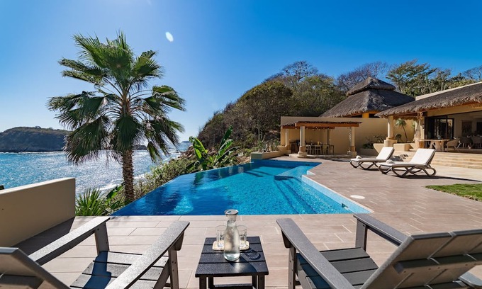 Santa Maria Huatulco Villa | Luxurious Oceanfront Villa w/ Beach Access