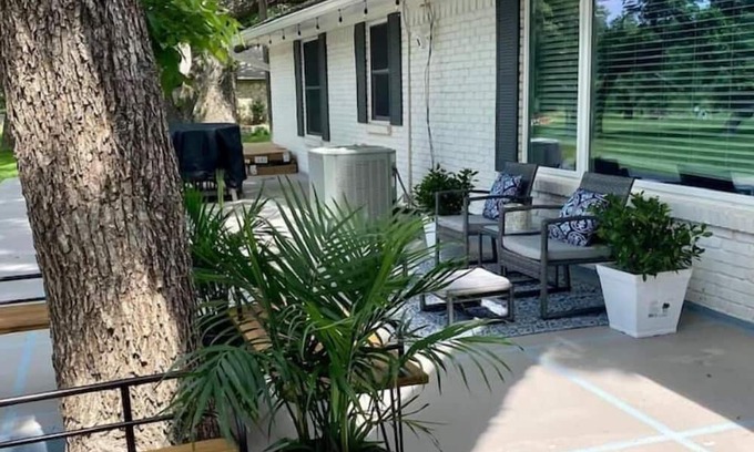 Dennis House | Lil Bit O Texas home + Guest Unit! Sleeps 14! Waterfront/Fish/Kayak/Fire Pit/BBQ
