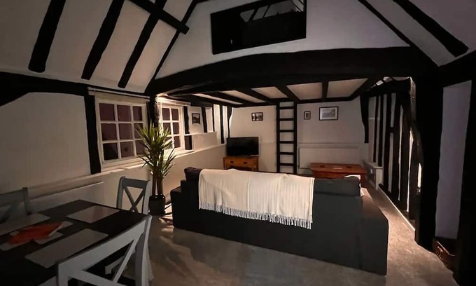 St Neots Apartment | Historic Grade 2 listed, town centre property.