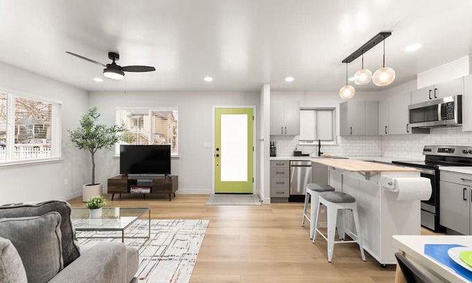 North Oak Park House | Newly Built 2bd/1ba house w/ King Sz Bed